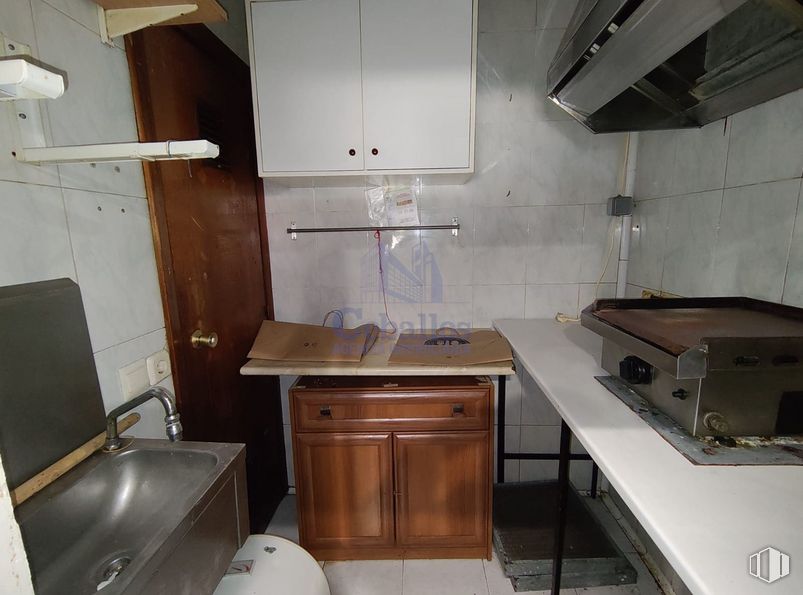 Retail for sale at Calle Ferial, Guadalajara, 19002 with sink, countertop, cabinetry, tap, cupboard, kitchen appliance, home appliance, kitchen sink, property and plumbing fixture around