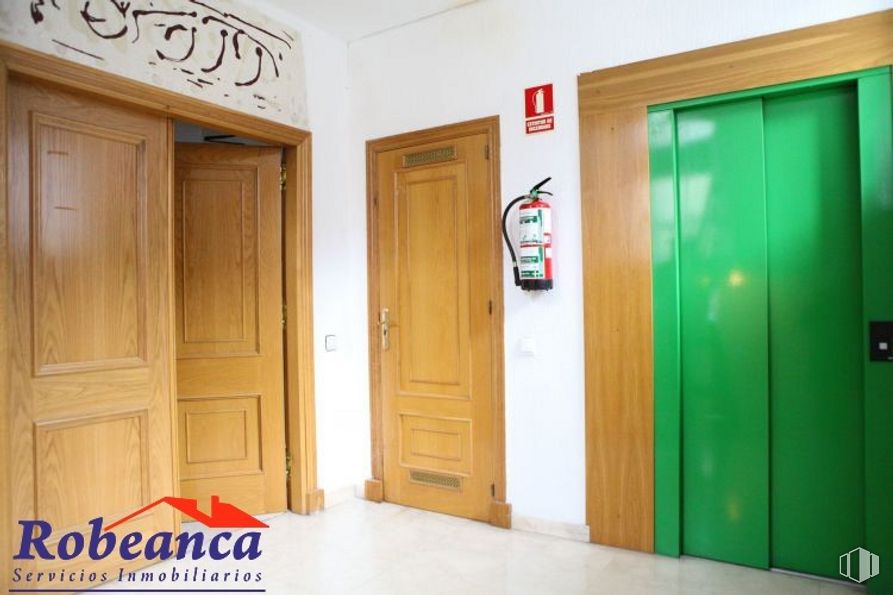 Oficina en alquiler en Plaza del Rastro, 2, Ávila, 05001 con mediante, edificio, accesorio, cerrojo muerto, madera, diseño de interiores, resolver, tinte para madera, inicio por y manija de la puerta alrededor