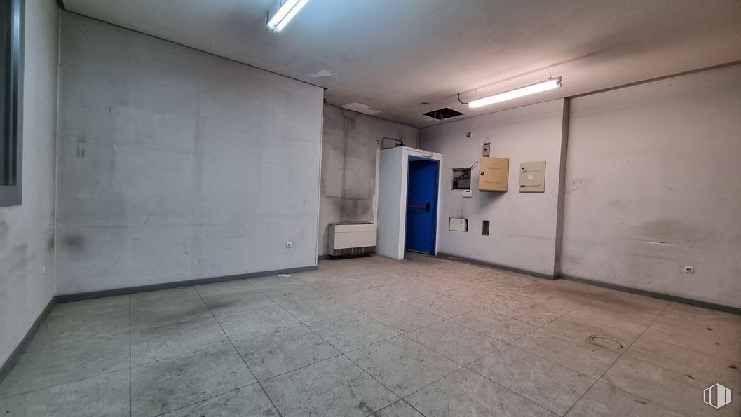 Nave en alquiler y venta en Edificio Indubuilding Goico, Calle Tomás Redondo, 2, Hortaleza, Madrid, 28033 con alumbrado, puerta, accesorio, piso, edificio, suelo, gas, techo, vidrio y hormigón alrededor