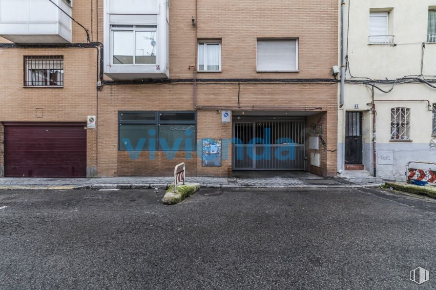 Local en venta en Calle Naranjo, Tetuán, Madrid, 28039 con edificio, ventana, superficie de carretera, asfalto, arquitectura, diseño urbano, puerta, barrio, acera y área residencial alrededor