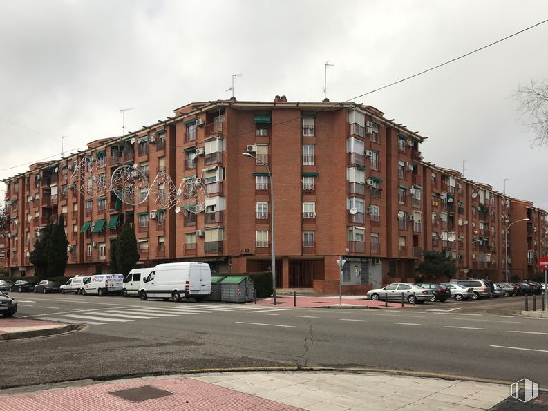 Retail for sale at Paseo Poeta Gómez Manrique, Toledo, 45007 with van, building, sky, car, cloud, wheel, daytime, property, window and vehicle around