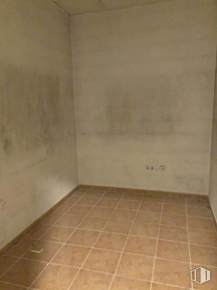 Retail for rent at Calle Emilio Sánchez Vera, Cuenca, 16002 with tile flooring, wood, flooring, floor, composite material, rectangle, beige, hardwood, ceiling and concrete around