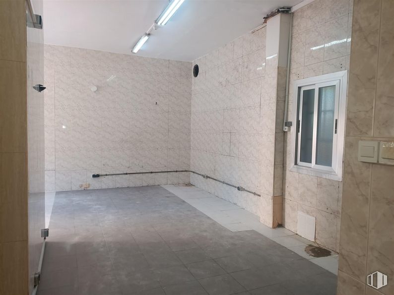 Local en venta en Calle Ruiz Alda, 43, Valdemoro, Madrid, 28342 con ventana, lámpara, alumbrado, edificio, accesorio, interiorismo, madera, suelo, suelos y hall alrededor