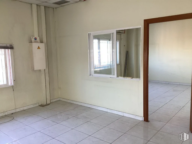 Industrial for rent at Calle Luis I, Villa de Vallecas, Madrid, 28031 with window, mirror, fixture, wood, flooring, floor, hall, building material, composite material and ceiling around