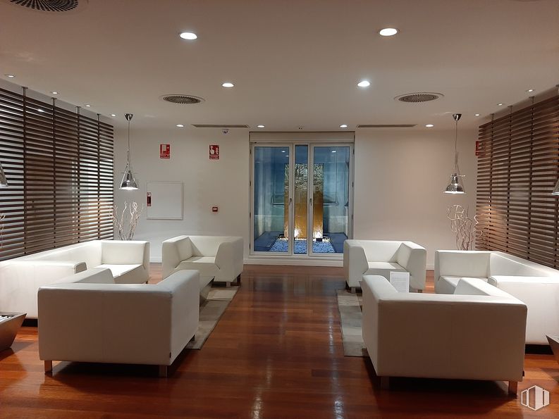 Oficina en alquiler en Paseo Castellana, 55, Chamberí, Madrid, 28046 con sofá, silla, mueble, edificio, alumbrado, comodidad, diseño de interiores, sala de estar, pared y propiedad material alrededor