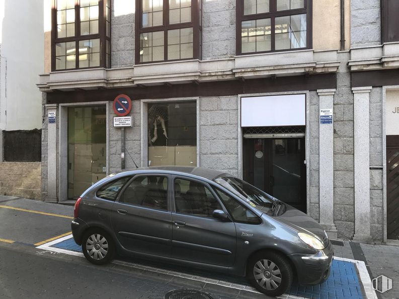 Retail for sale at Edificio Jerónimo Greciano, Calle Cantos, 2, Galapagar, Madrid, 28260 with car, window, tire, wheel, door, automotive lighting, automotive exterior, automotive parking light, car door and family car around