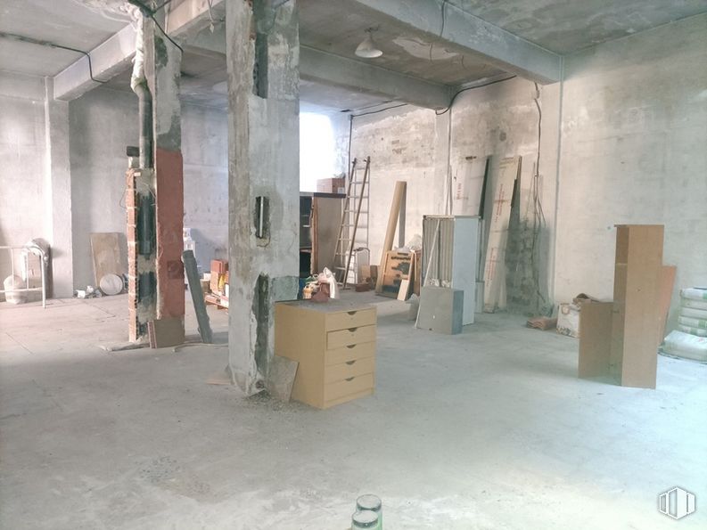 Industrial for rent at Calle Alcaudón, Carabanchel, Madrid, 28019 with chest of drawers, cabinetry, wood, floor, flooring, art, machine, ceiling, event and hardwood around