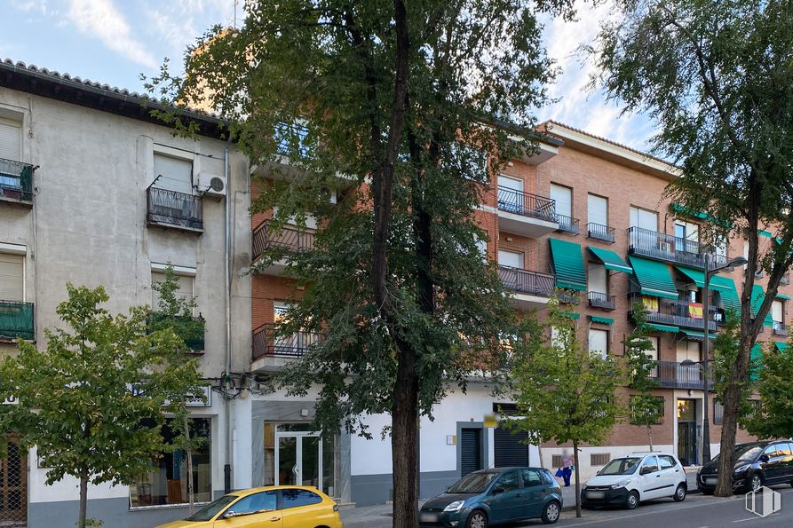 Local en venta en Calle Rey, 63, Aranjuez, Madrid, 28300 con coche, edificio, ventana, rueda, neumático, vehículo terrestre, luz de estacionamiento automotriz, vehículo, propiedad y planta alrededor