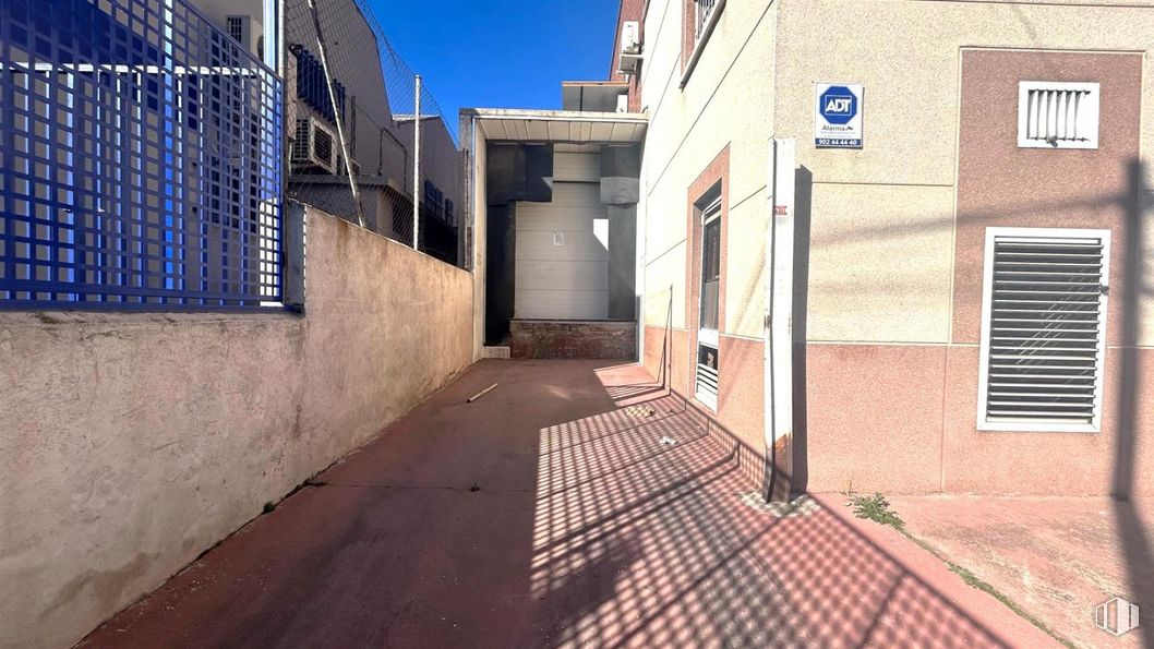 Nave en venta en Polígono industrial San José de Valderas, Leganés, Madrid, 28917 con ventana, persiana de la ventana, pared, arquitectura, material compuesto, callejón, hormigón, albañilería, metal y ladrillo alrededor