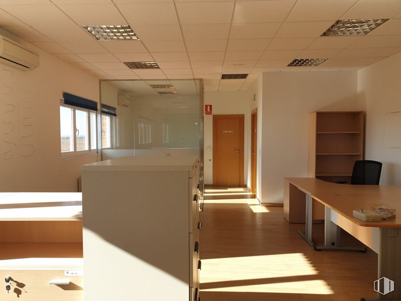 Industrial for rent at Zona industrial Alcalá, Alcalá de Henares, Madrid, 28806 with cabinetry, table, window, building, fixture, wood, floor, flooring, hall and chair around