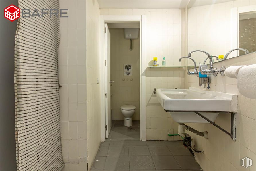 Retail for rent at Calle Santa Engracia, Chamberí, Madrid, 28010 with tap, bathroom, plumbing fixture, flooring, bathroom sink, floor, toilet seat, toilet, sink and interior design around