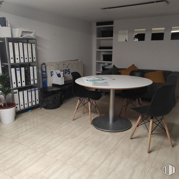 Local en venta en Calle Miguel de Moncada, Alcalá de Henares, Madrid, 28804 con silla, mesa, estantería, mueble, planta, maceta, madera, planta de interior, diseño de interiores y arquitectura alrededor