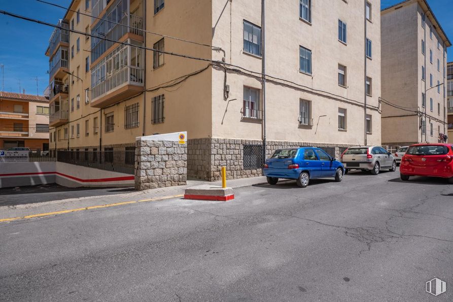 Nave en venta en Calle Vicenta Manzanedo, Ávila, 05002 con coche, edificio, rueda, neumático, ventana, vehículo, casa, superficie de la carretera, cielo y asfalto alrededor