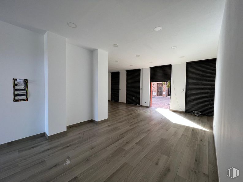 Retail for rent at Calle Plaza, Fuenlabrada, Madrid, 28944 with window blind, fixture, wood, hall, flooring, floor, wood stain, building, hardwood and laminate flooring around