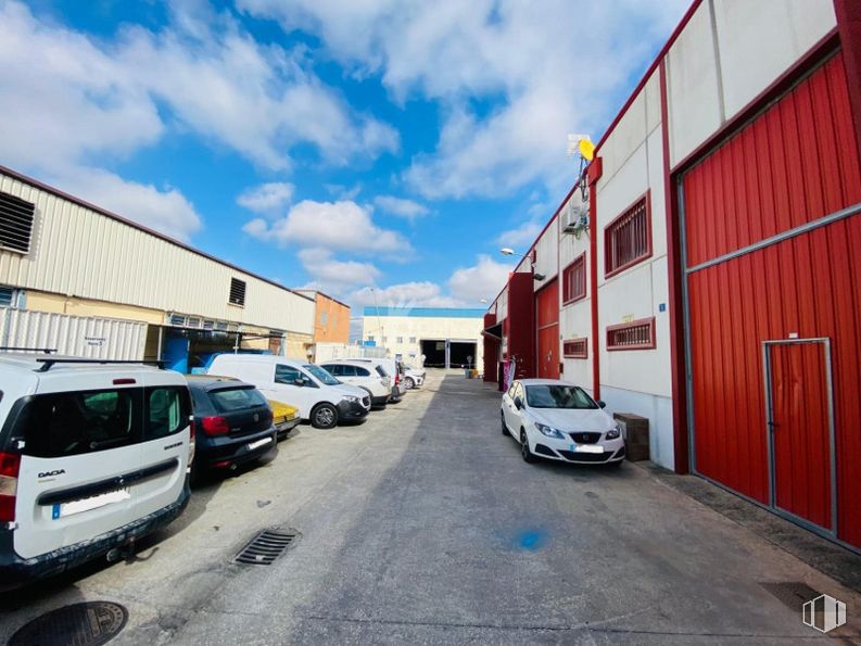 Industrial for sale at Calle Plomo, San Martín de la Vega, Madrid, 28330 with car, van, window, land vehicle, vehicle, motor vehicle, tire, automotive lighting, automotive parking light and automotive exterior around