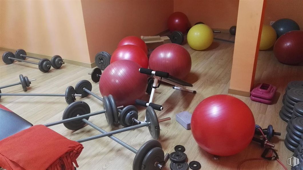 Retail for rent at Calle Victoria, Quintanar de la Orden, Toledo, 45800 with ball, plant, dumbbell, sports equipment, flooring, toy, balloon, physical fitness, party supply and exercise equipment around