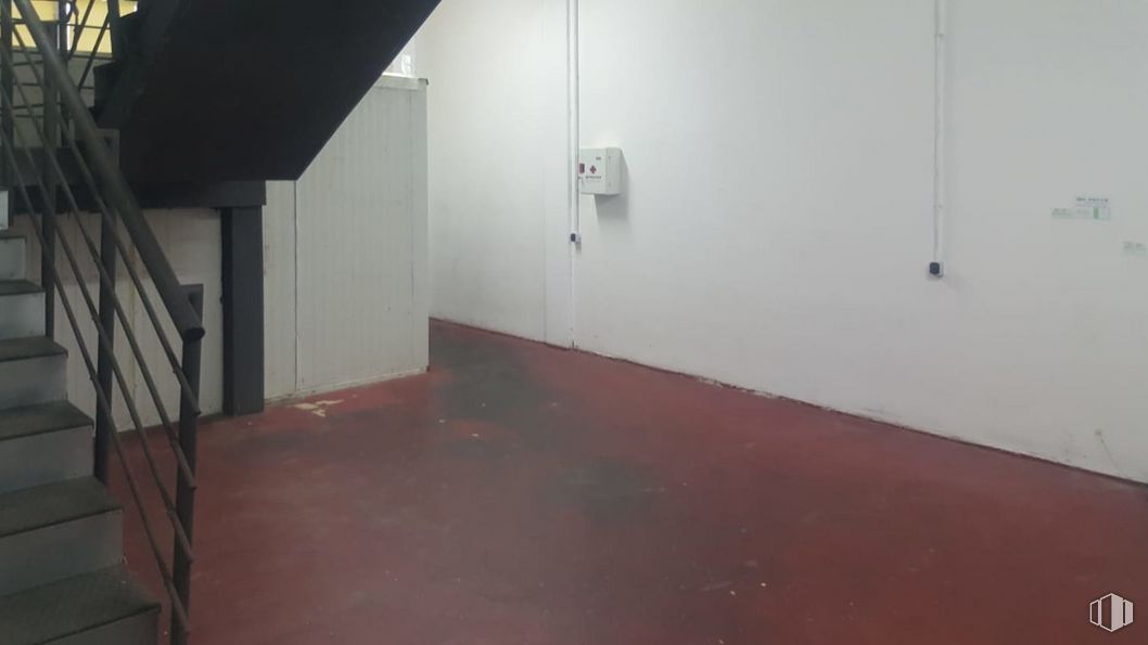 Nave en venta en Camino Ancho, 21, Daganzo de Arriba, Madrid, 28814 con madera, suelo, piso, accesorio, pintura, madera, tinte para madera, pasillo, material compuesto y puerta alrededor