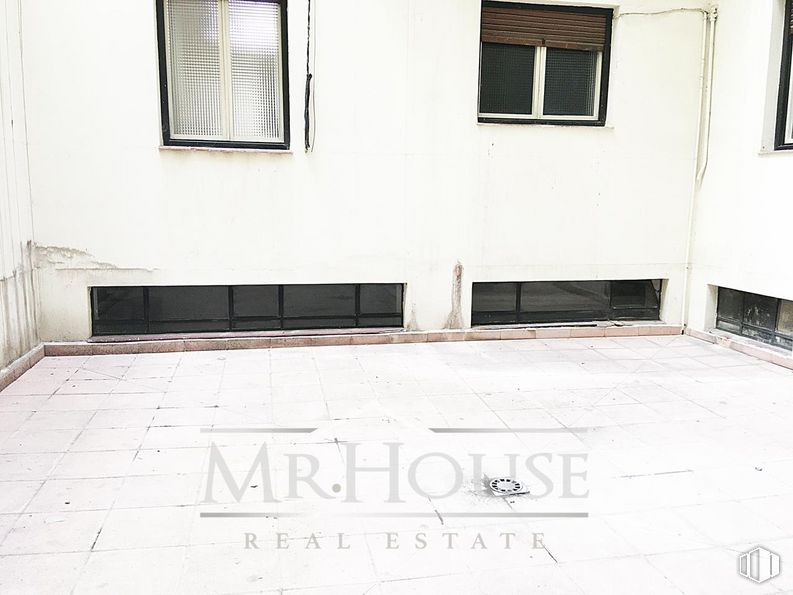 Local en venta en Avenida General Perón, Tetuán, Madrid, 28020 con ventana, propiedad, edificio, rectángulo, superficie de la carretera, puerta, accesorio, asfalto, suelos y madera alrededor