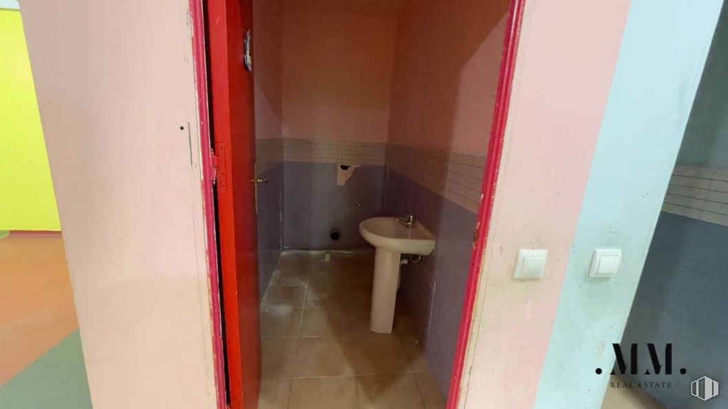 Local en venta en Calle Jacinto Verdaguer, 34, Carabanchel, Madrid, 28019 con taburete, edificio, grifo, accesorio de fontanería, fregadero, lavabo de baño, casa, baño, madera y accesorio alrededor