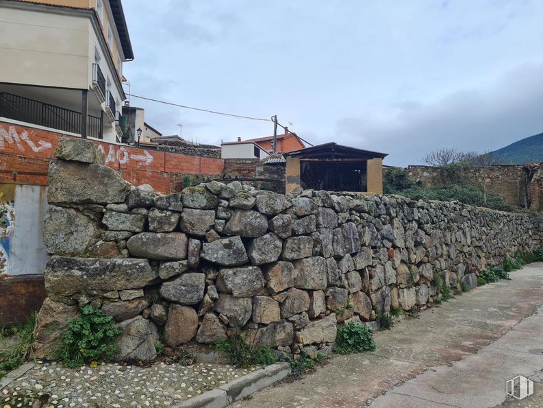 Land for sale at Travesía Torrejón, La Adrada, Ávila, 05430 with building, plant, sky, cloud, road surface, wood, landscape, house, stone wall and brick around