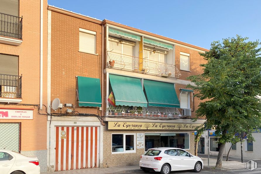 Retail for sale at Calle San Martín, 14, Pinto, Madrid, 28320 with car, window, tire, wheel, land vehicle, vehicle, property, sky, building and architecture around