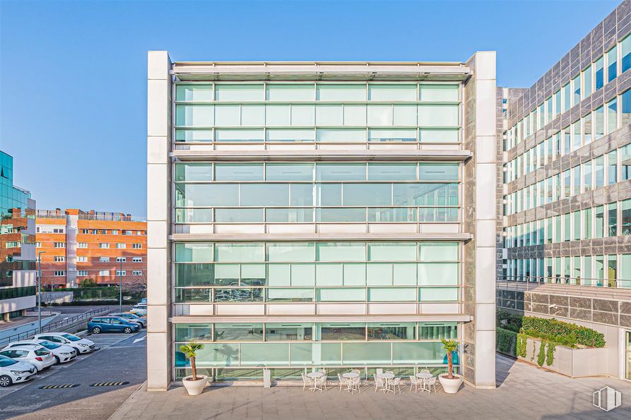 Office for rent at Edificio Oblicua, Calle Francisca Delgado, 11, Alcobendas, Madrid, 28108 with building, sky, window, urban design, tower block, material property, residential area, condominium, facade and commercial building around