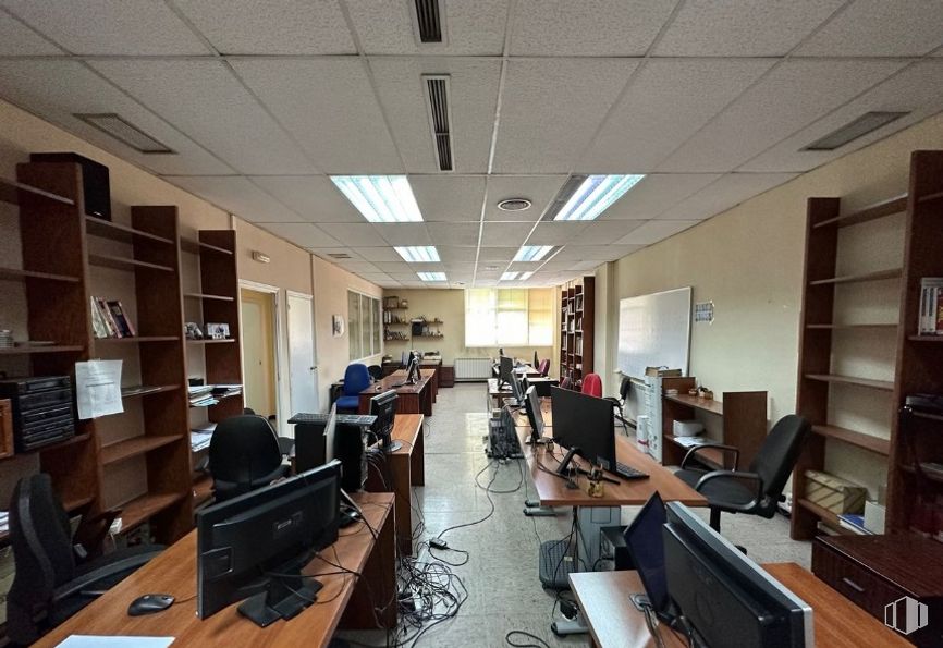 Industrial for rent at Edificio Indubuilding, Calle Tomás Bretón, Arganzuela, Madrid, 28045 with chair, bookcase, computer monitor, table top, table, computer, personal computer, office chair, furniture and desk around