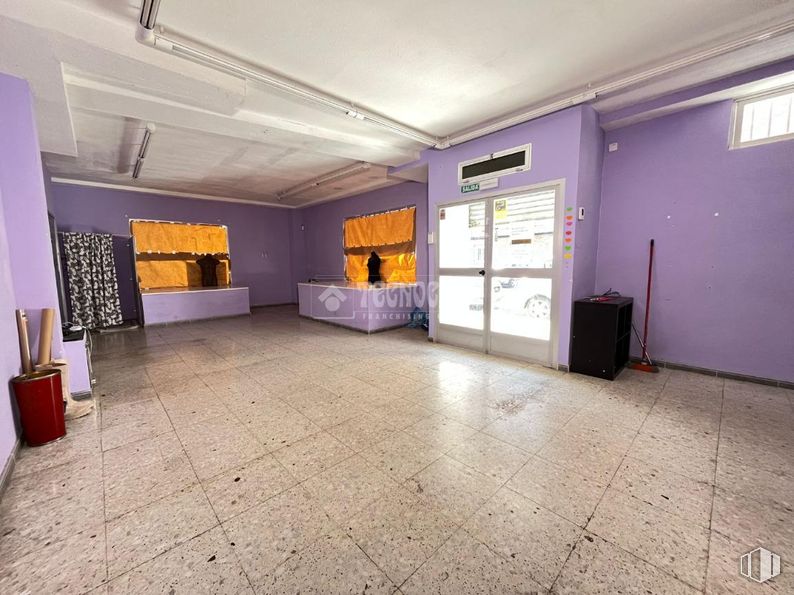 Retail for rent at Centro - Escritores, Leganés, Madrid, 28911 with flooring, floor, interior design, ceiling, tile, hall, paint and cleanliness around