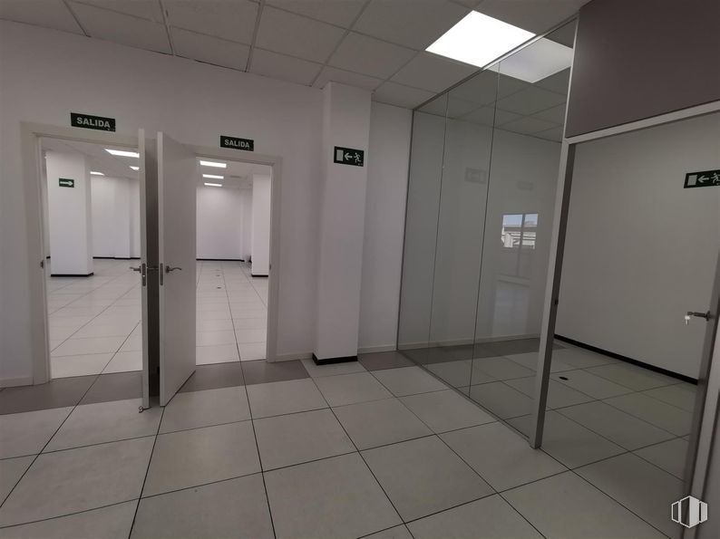 Office for rent at Edificio 1B (22-B), Polígono Industrial Vallecas, Villa de Vallecas, Madrid, 28031 with flooring, floor, ceiling, grey, tile flooring, glass, tile, silver, transparency and cleanliness around