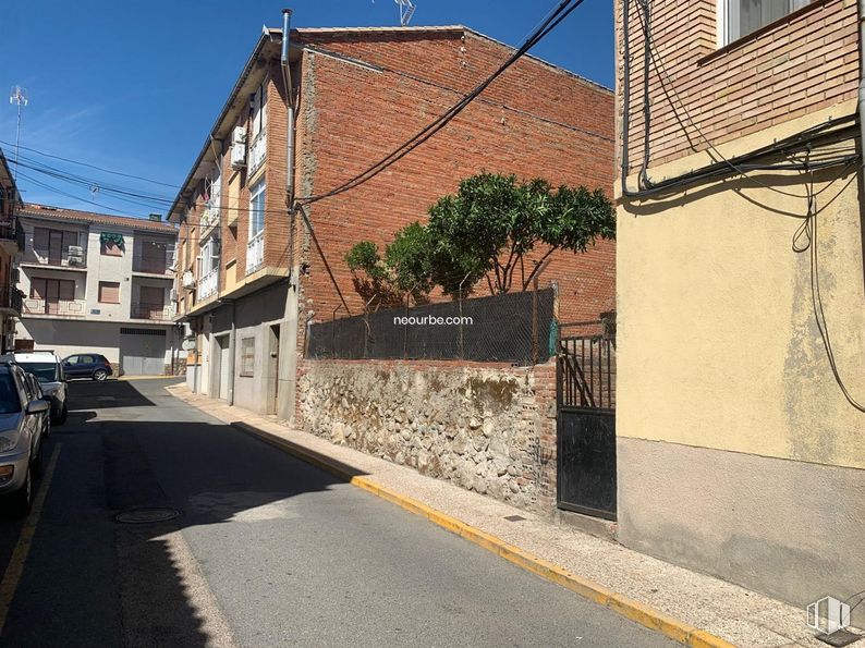 Land for sale at Calle Almanzor, Candeleda, Ávila, 05480 with building, window, car, property, sky, infrastructure, road surface, asphalt, lighting and architecture around