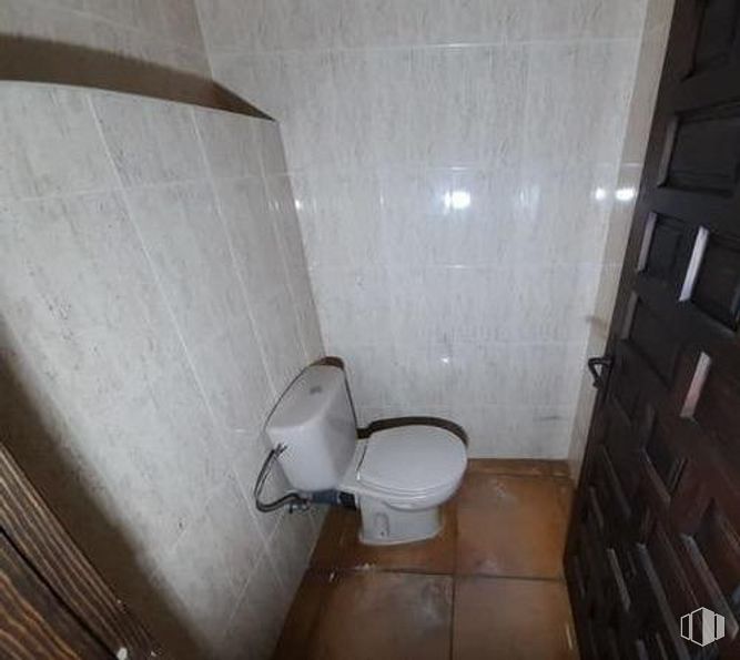 Retail for sale at Jacinto Benavente, Villanueva de la Cañada, Madrid, 28691 with toilet, plumbing fixture, building, bathroom, toilet seat, house, wood, flooring, floor and plumbing around