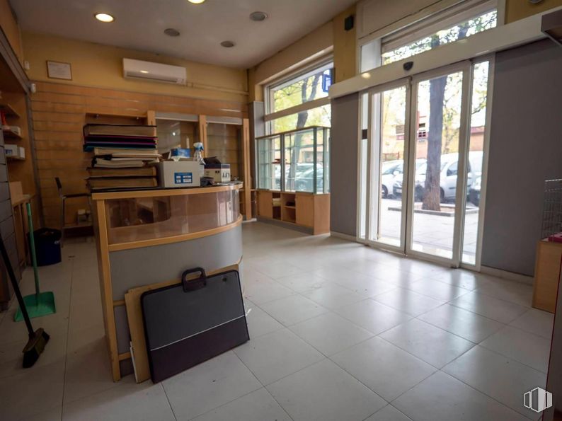 Local en venta en Zona Vinateros, Moratalaz, Madrid, 28030 con edificio, accesorio, interiorismo, madera, suelos, suelo, madera dura, puerta, estantería y vidrio alrededor