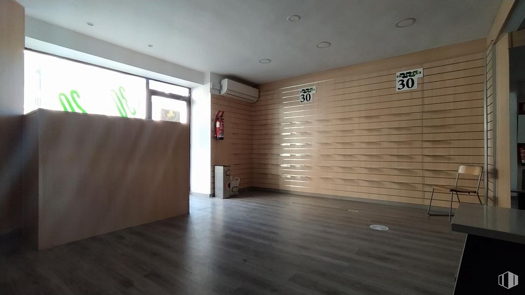 Retail for rent at Zona Centro, Ávila, 05001 with chair, building, wood, fixture, floor, flooring, hall, hardwood, house and ceiling around