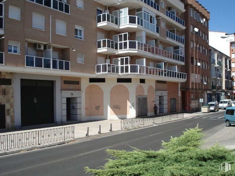 Retail for sale at Calle Calera, 26, Talavera de la Reina, Toledo, 45600 with building, property, window, plant, tire, wheel, urban design, car, van and condominium around