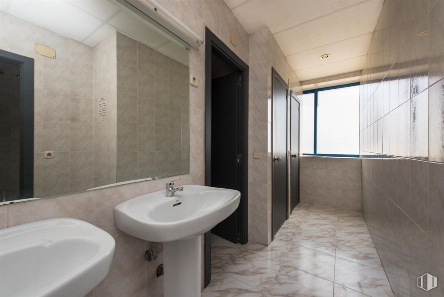 Oficina en venta en Calle Almazara, Tres Cantos, Madrid, 28760 con fregadero, espejo, grifo, accesorios de fontanería, lavabo, cuarto de baño, fluido, interiorismo, accesorio y madera alrededor