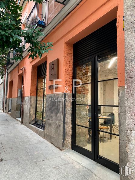 Oficina en alquiler en Calle Cabestreros, Centro, Madrid, 28012 con puerta, edificio, ventana, madera, accesorio, superficie de la carretera, ladrillo, sombra, fachada y inmobiliario alrededor