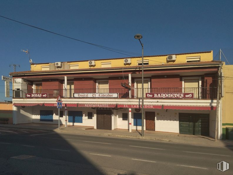 Local en venta en Carretera de Aranjuez, 35, Villaconejos, Madrid, 28360 con edificio, cielo, ventana, luz de la calle, fachada, edificio comercial, área metropolitana, ciudad, uso mixto y carretera alrededor