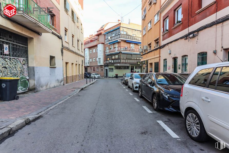 Retail for sale at Calle Antonio Salvador, Usera, Madrid, 28026 with wheel, car, building, waste container, tire, vehicle, window, infrastructure, waste containment and automotive lighting around