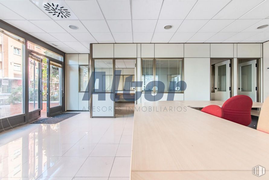 Local en venta en Calle Rocinante, Fuencarral - El Pardo, Madrid, 28034 con edificio, interiorismo, arquitectura, suelo, suelos, accesorio, diseño urbano, fachada, hall y silla alrededor