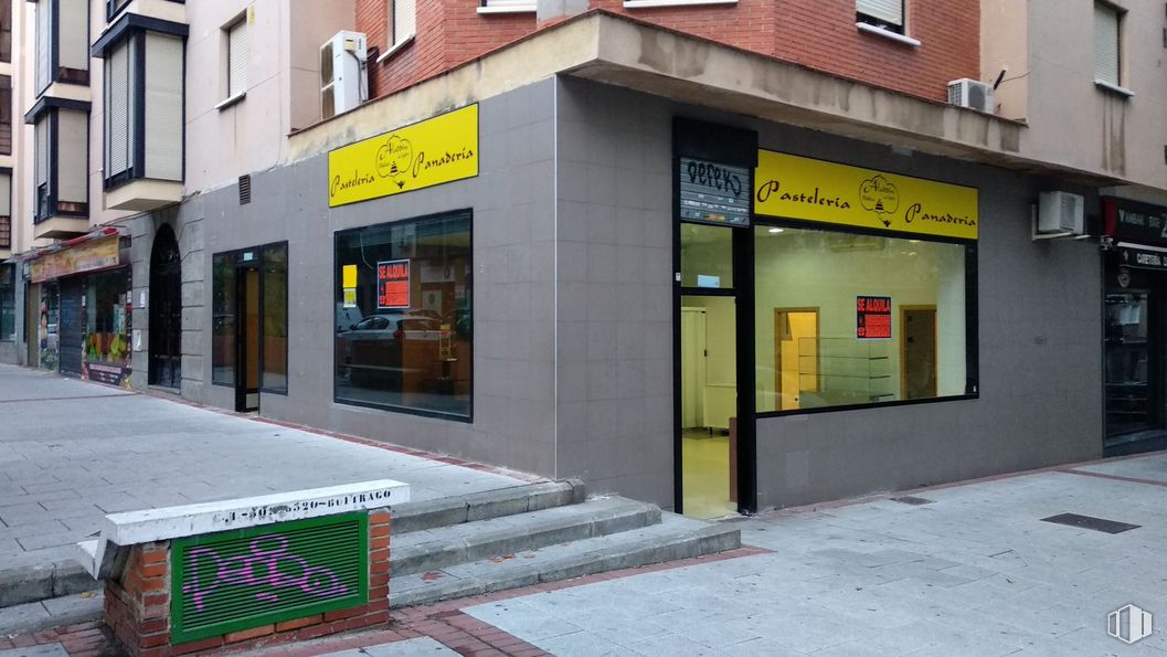 Local en alquiler y venta en Calle Canaleja, 1, Alcorcón, Madrid, 28921 con ventana, edificio, propiedad, accesorio, fachada, puerta, material compuesto, casa, superficie de la carretera y gas alrededor