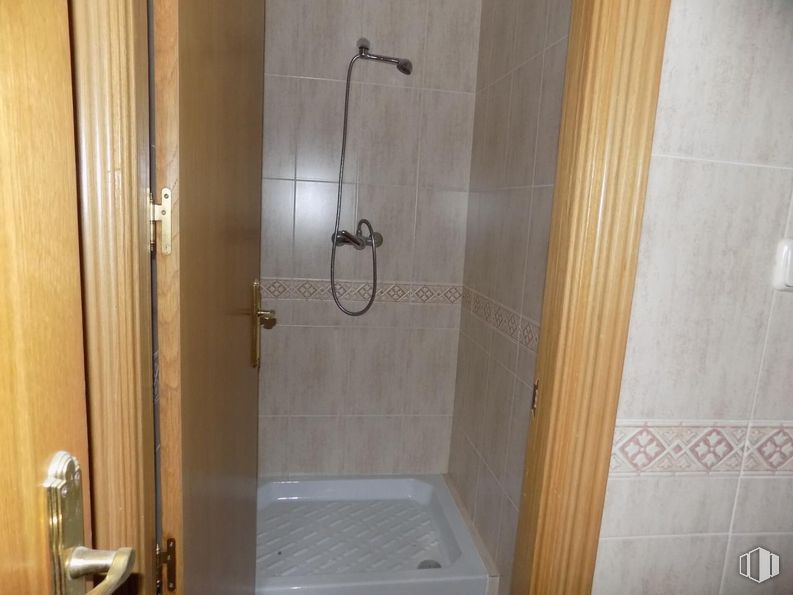 Industrial for sale at Avenida Naciones, Illescas, Toledo, 45200 with plumbing fixture, bathroom, fixture, shower, interior design, floor, shower door, wood, wall and plumbing around