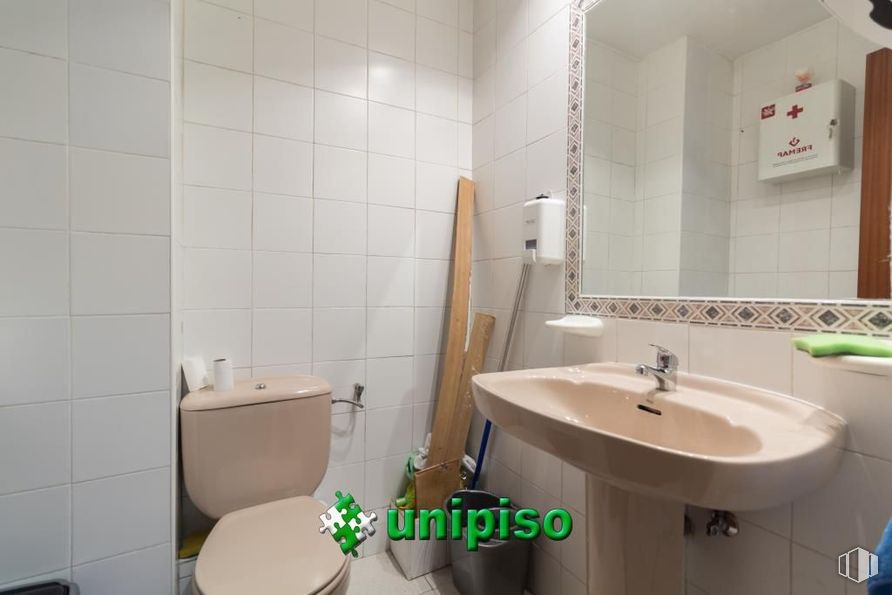 Retail for sale at Zona centro, Leganés, Madrid, 28911 with toilet, sink, mirror, tap, property, plumbing fixture, bathroom sink, bathroom, interior design and architecture around