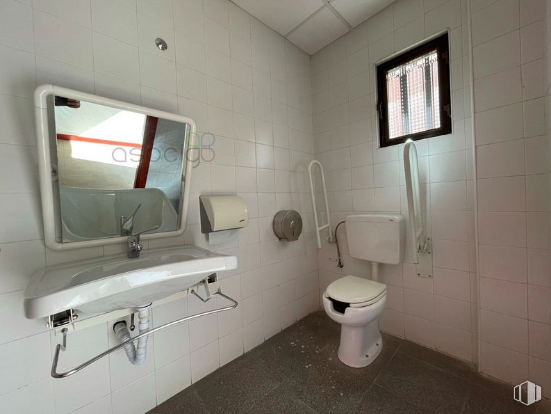 Retail for rent at Avenida Ejército, Guadalajara, 19004 with toilet, mirror, sink, window, property, plumbing fixture, purple, interior design, tap and bathroom around