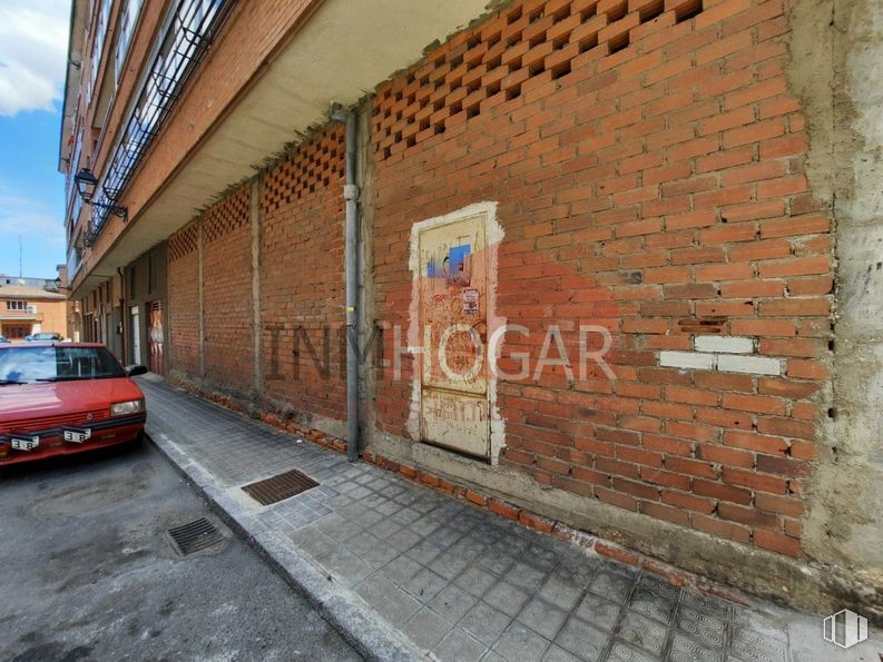 Retail for sale at Zona San Antonio, Ávila, 05005 with car, automotive parking light, land vehicle, vehicle registration plate, vehicle, property, automotive lighting, road surface, brickwork and brick around