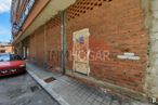 Retail for sale at Zona San Antonio, Ávila, 05005 with car, automotive parking light, land vehicle, vehicle registration plate, vehicle, property, automotive lighting, road surface, brickwork and brick around