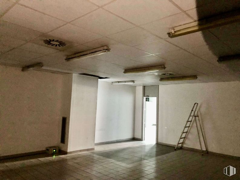 Retail for sale at Calle Cincel, 6, Rivas-Vaciamadrid, Madrid, 28529 with ladder, building, fixture, flooring, floor, hall, ceiling, space, composite material and door around