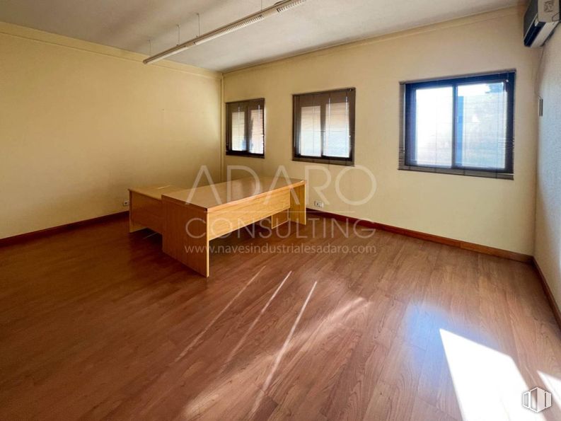 Industrial for sale at Calle Bell, Getafe, Madrid, 28906 with window, table, flooring, floor, wood, wood flooring, ceiling, interior design, laminate flooring and hardwood around