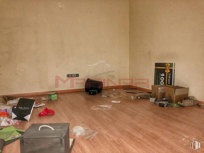 Retail for sale & for rent at Zona Las Aves-Jardín de Oñate, Aranjuez, Madrid, 28300 with box, wood, flooring, interior design, floor, hardwood, laminate flooring, wood stain, plywood and living room around