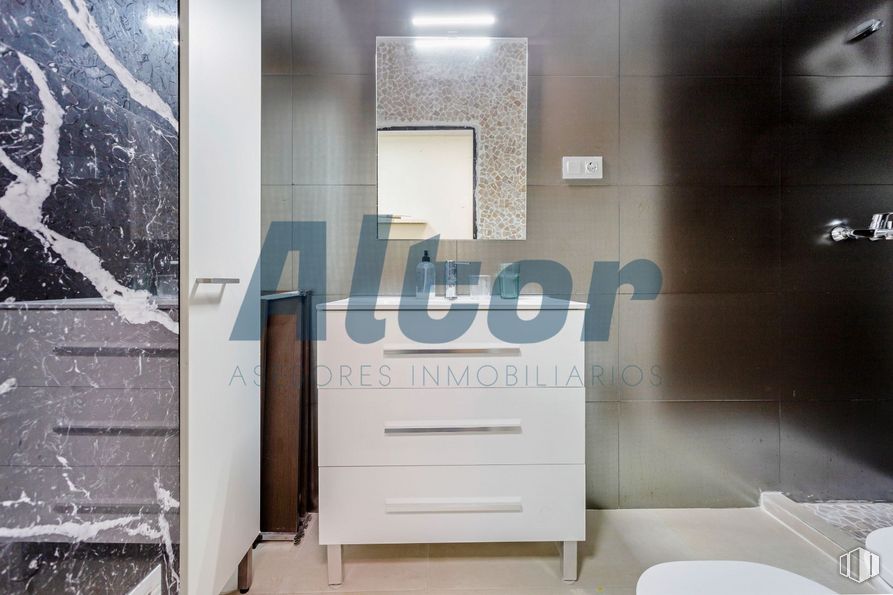 Local en venta en Calle Andrés Mellado, Chamberí, Madrid, 28015 con ebanistería, grifo, accesorio, interiorismo, madera, suelos, suelo, diseño automovilístico, puerta y fuente alrededor