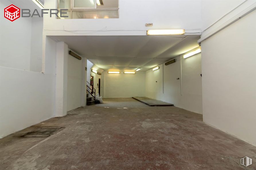 Local en alquiler y venta en Calle Serafín Gómez, Carabanchel, Madrid, 28019 con lámpara, alumbrado, suelos, suelo, techo, hall, sótano, iluminación natural, suelo de baldosas y limpieza alrededor